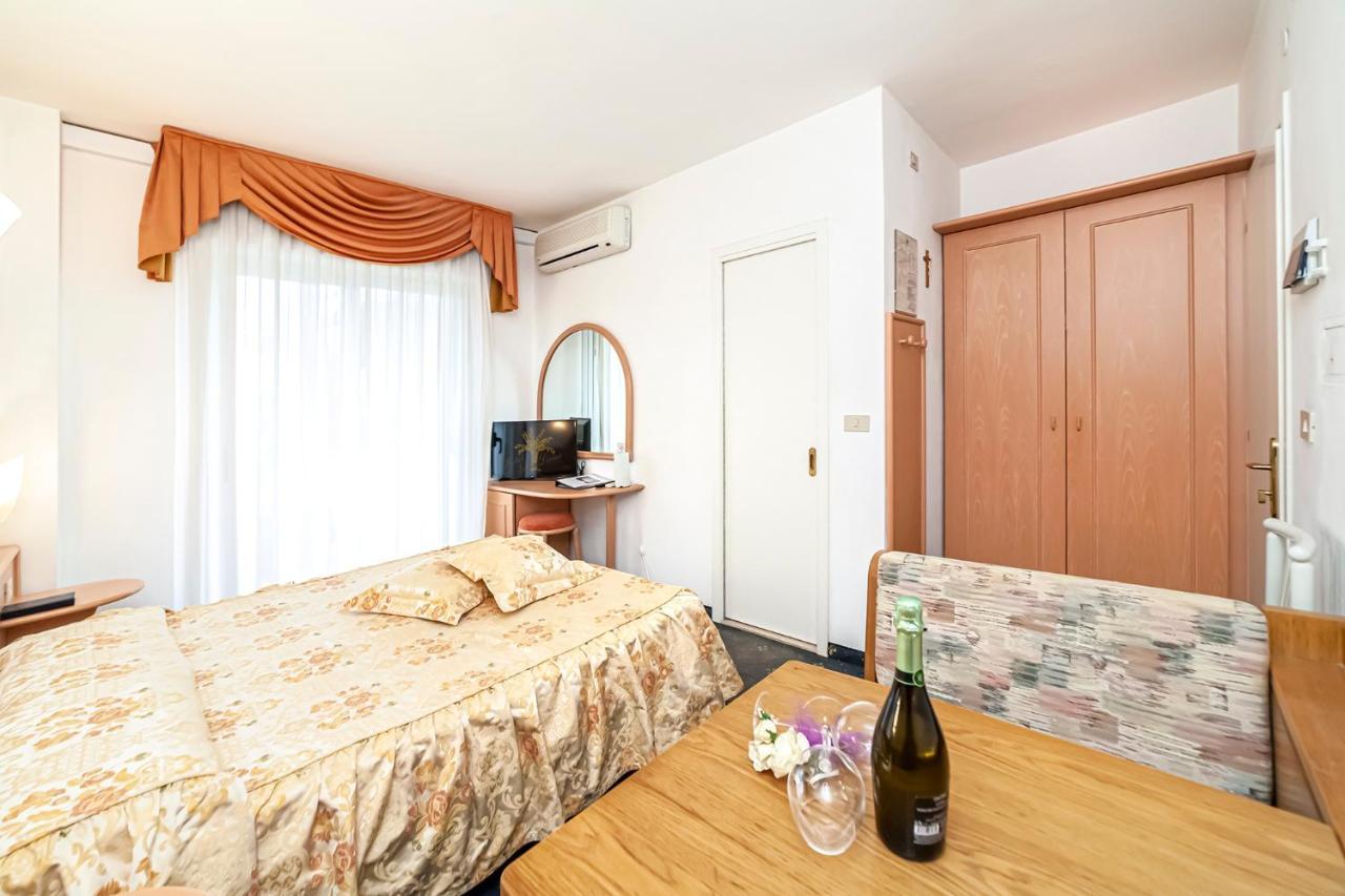 Hotel Villa Luisa Lignano Sabbiadoro Eksteriør billede